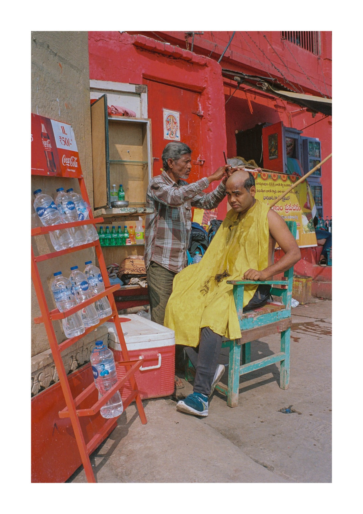 Street hairdresser in Varanasi.
